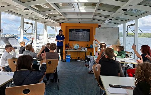 Bildungsreferentin Anne Wolf bei einer Unterrichtseinheit zum Klimawandel an Bord der Solar Explorer